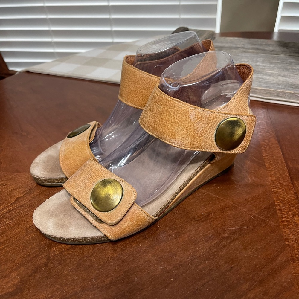 TAOS CAROUSEL wedge sandals